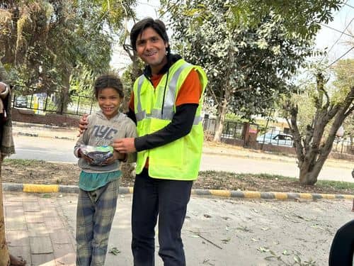 Distributing food