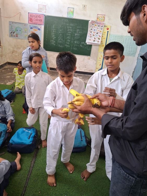 Distributing banana