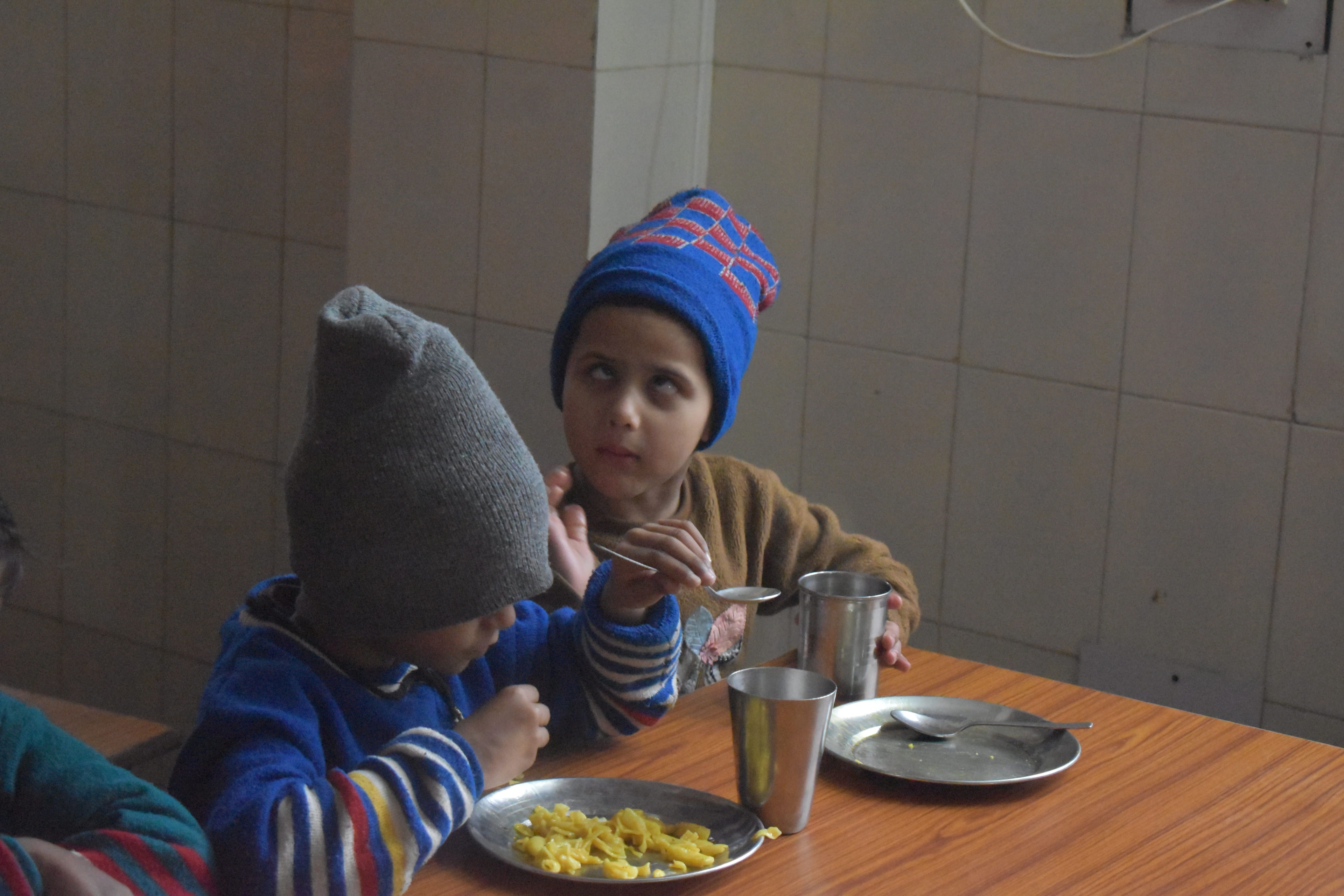 childrens eating food