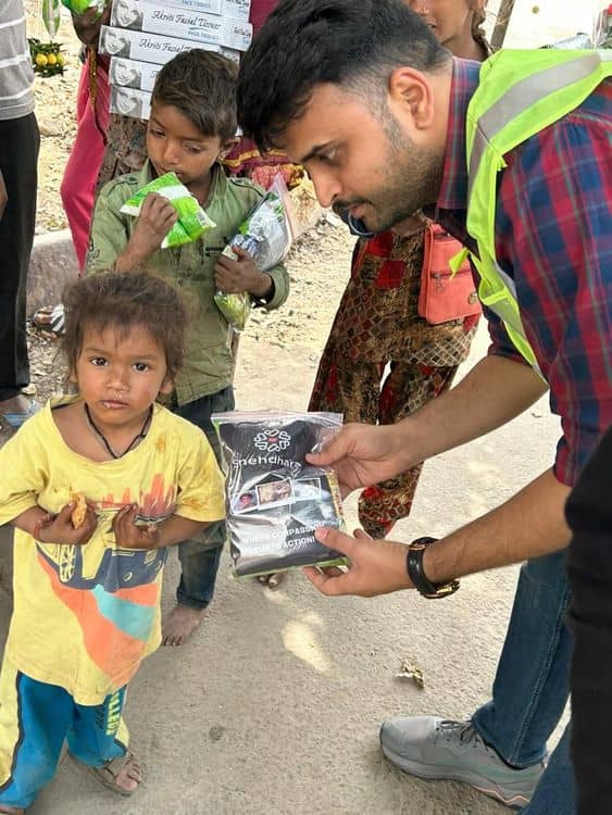 Distributing food to childrens